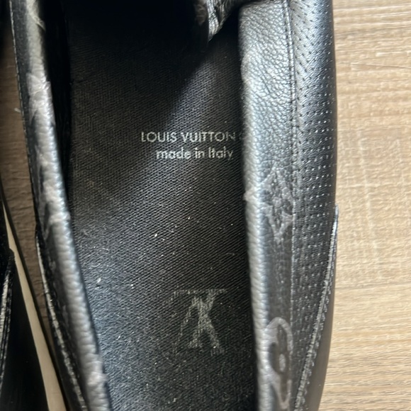 Louis Vuitton Men’s Monogram Driving Shoes in Black | US 11 - Picture 6 of 9